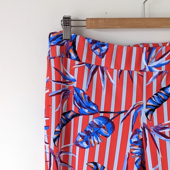 red & blue palm print cropped leggings, large - Picture 4 of 7